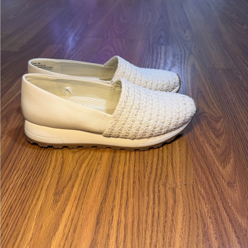 NWOT Baretraps Gennie slip-on wedge sneakers natural crochet size 6 - Picture 3 of 6